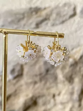 Boucles d’oreilles mariée dorées fleurs avec perles et strass – bijou délicat et lumineux