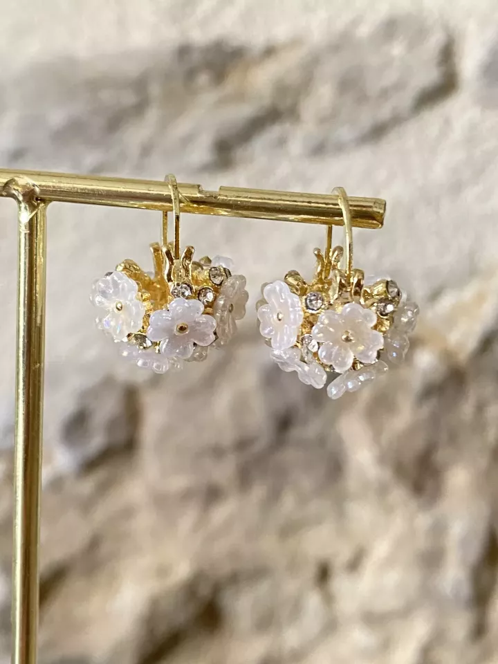 Boucles d’oreilles mariée dorées fleurs avec perles et strass – bijou délicat et lumineux