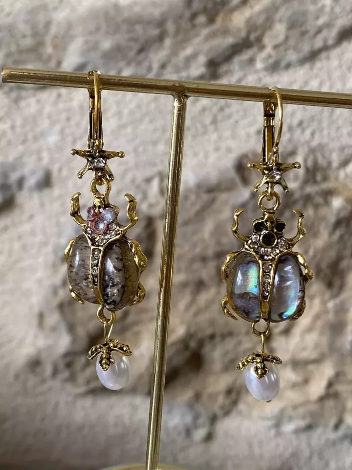 Boucles d’oreilles scarabée XXL dorées – Bijou audacieux au style précieux et raffiné