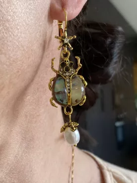 Boucles d’oreilles scarabée XXL dorées – Bijou audacieux au style précieux et raffiné