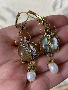 Boucles d’oreilles scarabée XXL dorées – Bijou audacieux au style précieux et raffiné