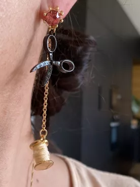 Boucles d’oreilles asymétriques couture – robe et ciseaux – bijou original et créatif