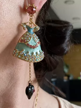 Boucles d’oreilles asymétriques couture – robe et ciseaux – bijou original et créatif