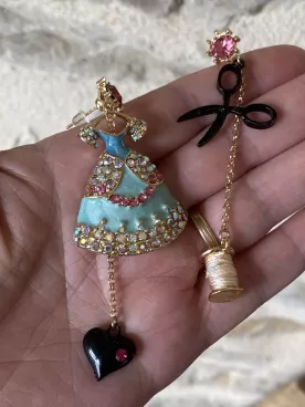 Boucles d’oreilles asymétriques couture – robe et ciseaux – bijou original et créatif