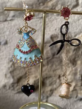Boucles d’oreilles asymétriques couture – robe et ciseaux – bijou original et créatif