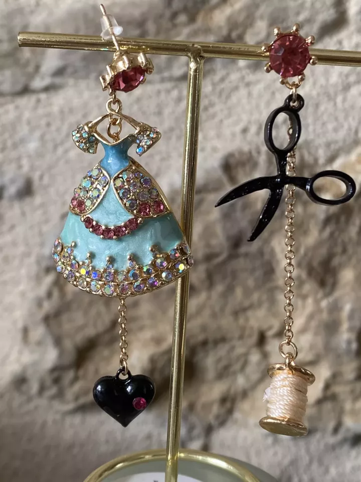 Boucles d’oreilles asymétriques couture – robe et ciseaux – bijou original et créatif