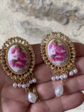 Boucles d’oreilles dorées camée fleurs avec perles – bijou romantique et élégant