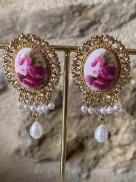 Boucles d’oreilles dorées camée fleurs avec perles – bijou romantique et élégant