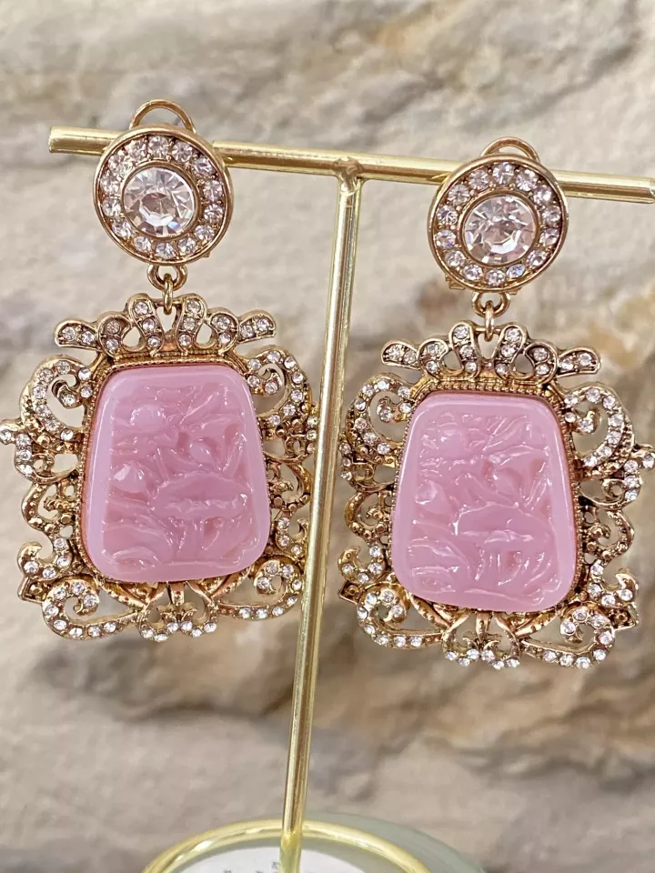 Boucles d’oreilles dorées baroques roses – Strass et cabochon sculpté XXL