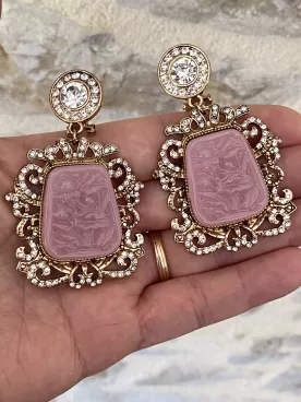 Boucles d’oreilles dorées baroques roses – Strass et cabochon sculpté XXL