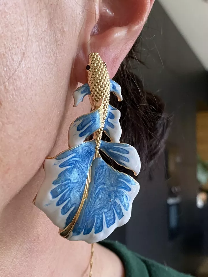 Boucles d’oreilles XXL poisson chinois bleu et blanc – Bijou original et élégant