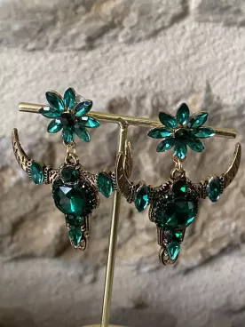Boucles d’oreilles pendantes tête de taureau vert émeraude – Strass et style western chic