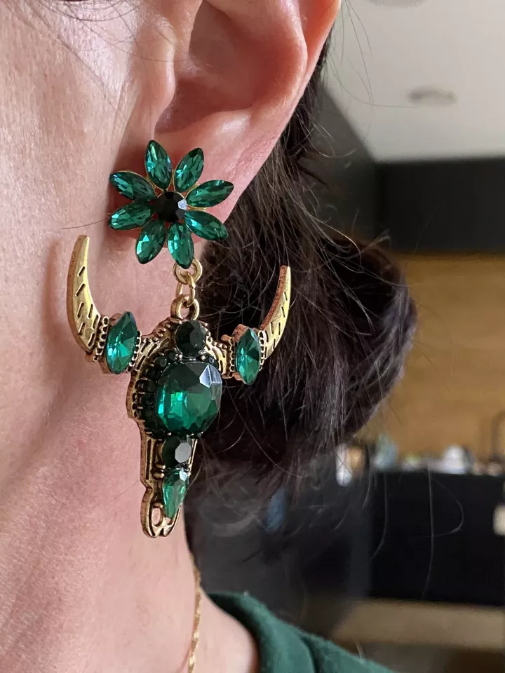 Boucles d’oreilles pendantes tête de taureau vert émeraude – Strass et style western chic