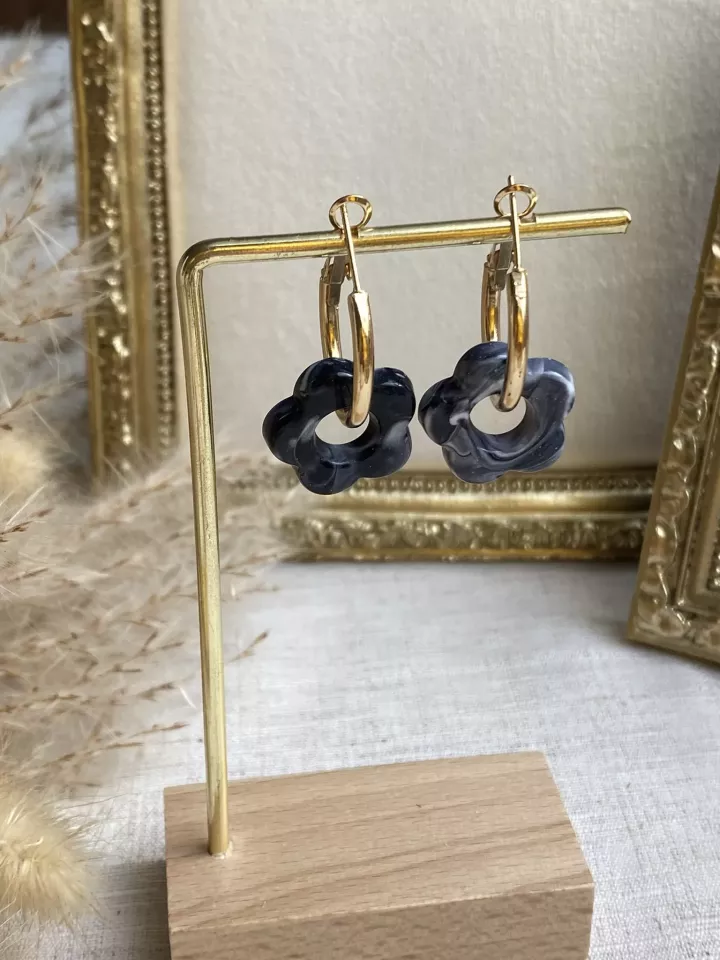 Boucles d’oreilles créoles fleur noire – Tendance chic et originale