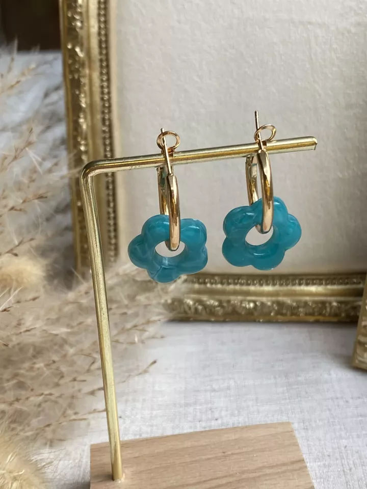 Boucles d’oreilles créoles fleur turquoise  – Tendance chic et originale