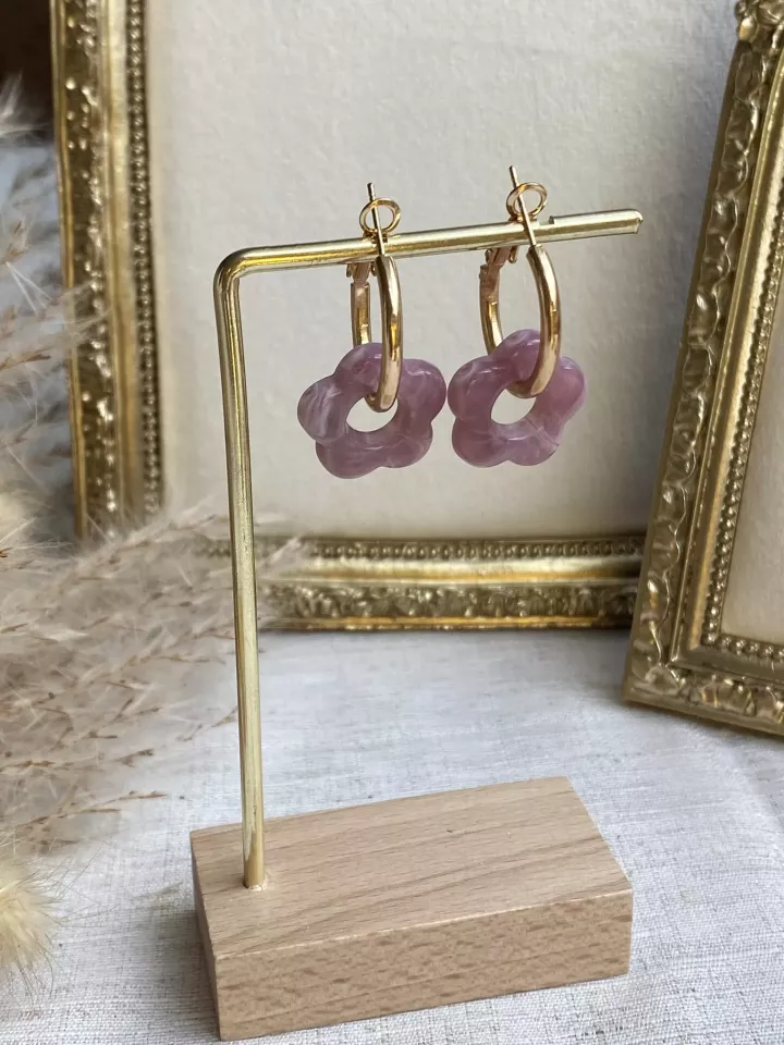 Boucles d’oreilles créoles fleur parme  – Tendance chic et originale
