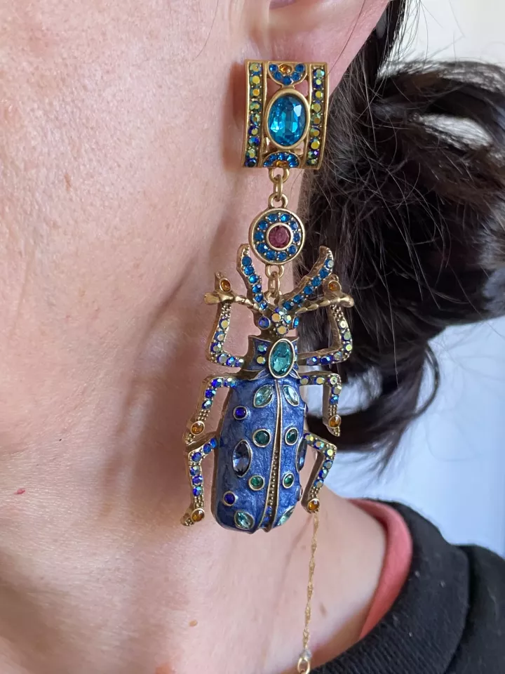 Boucles d’oreilles insecte XXL colorées – Bijou audacieux et original