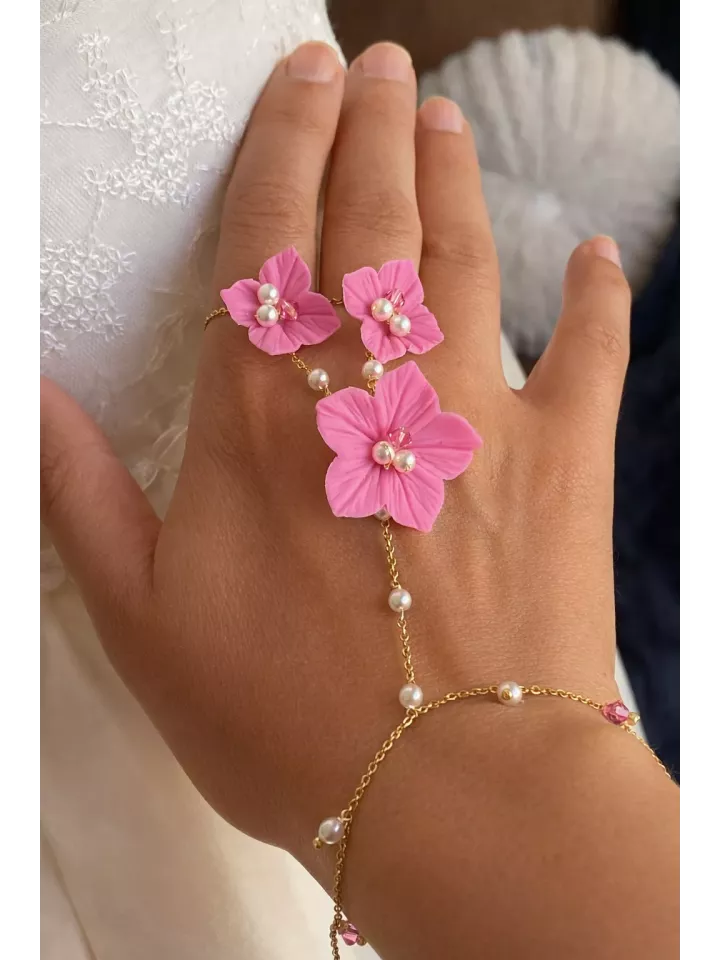Bracelet bague doigt fleur rose et perles – Bijou de main mariage élégant- Floréline