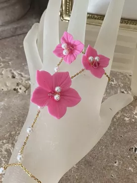 Bracelet bague doigt fleur rose et perles – Bijou de main mariage élégant- Floréline