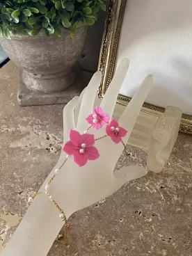 Bracelet bague doigt fleur rose et perles – Bijou de main mariage élégant- Floréline