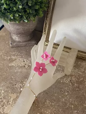 Bracelet bague doigt fleur rose et perles – Bijou de main mariage élégant- Floréline