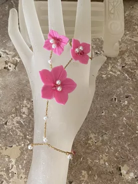 Bracelet bague doigt fleur rose et perles – Bijou de main mariage élégant- Floréline