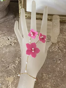 Bracelet bague doigt fleur rose et perles – Bijou de main mariage élégant- Floréline