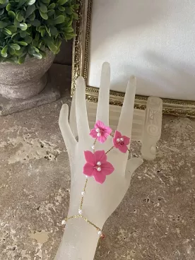 Bracelet bague doigt fleur rose et perles – Bijou de main mariage élégant- Floréline