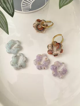Lot boucles d’oreilles fleurs colorées interchangeables – Créoles dorées – Bijoux originaux faits main
