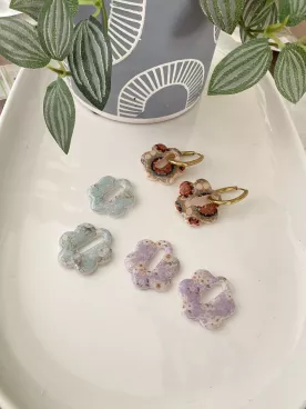 Lot boucles d’oreilles fleurs colorées interchangeables – Créoles dorées – Bijoux originaux faits main