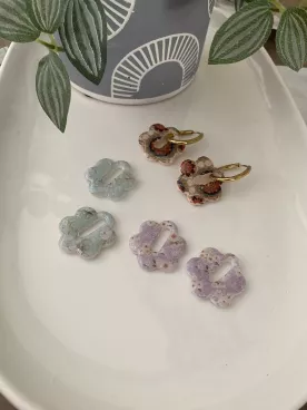 Lot boucles d’oreilles fleurs colorées interchangeables – Créoles dorées – Bijoux originaux faits main