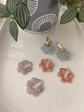 Lot boucles d’oreilles fleurs colorées interchangeables – Créoles dorées – Bijoux originaux faits main
