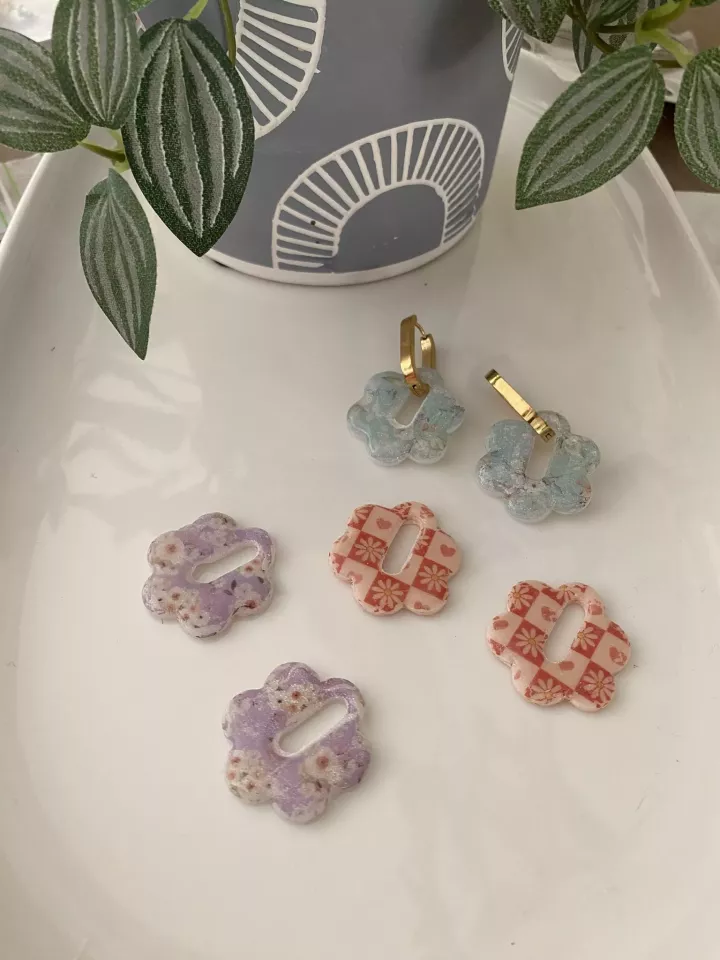 Lot boucles d’oreilles fleurs colorées interchangeables – Créoles dorées – Bijoux originaux faits main