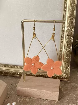 Boucles Corail Solaire – Fleurs faites main – Bijoux mariage colorés dorés