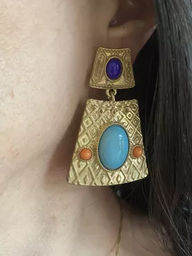 Boucles d’oreilles XXL dorées turquoise et violettes – bijou élégant et audacieux