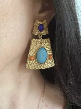 Boucles d’oreilles XXL dorées turquoise et violettes – bijou élégant et audacieux