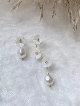Boucles d’Oreilles Mariée Asymétriques Éclosia – Fleurs Nacrées & Perles Baroques | Bijou Mariage Élégant