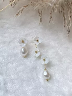 Boucles d’Oreilles Mariée Asymétriques Éclosia – Fleurs Nacrées & Perles Baroques | Bijou Mariage Élégant