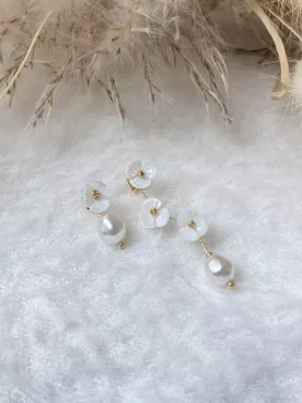 Boucles d’Oreilles Mariée Asymétriques Éclosia – Fleurs Nacrées & Perles Baroques | Bijou Mariage Élégant