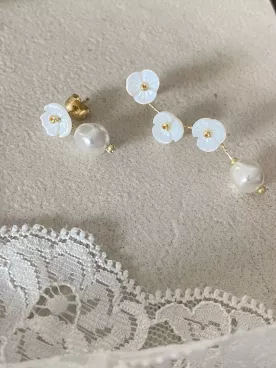 Boucles d’Oreilles Mariée Asymétriques Éclosia – Fleurs Nacrées & Perles Baroques | Bijou Mariage Élégant