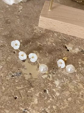 Boucles d’Oreilles Mariée Asymétriques Éclosia – Fleurs Nacrées & Perles Baroques | Bijou Mariage Élégant