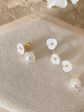Boucles d’Oreilles Mariée Asymétriques Éclosia – Fleurs Nacrées & Perles Baroques | Bijou Mariage Élégant