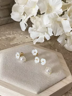 Boucles d’Oreilles Mariée Asymétriques Éclosia – Fleurs Nacrées & Perles Baroques | Bijou Mariage Élégant