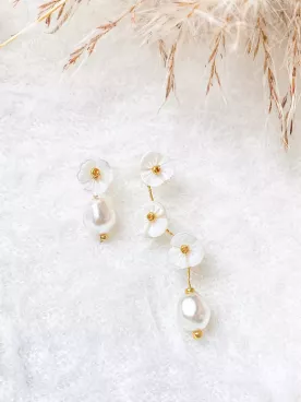 Boucles d’Oreilles Mariée Asymétriques Éclosia – Fleurs Nacrées & Perles Baroques | Bijou Mariage Élégant