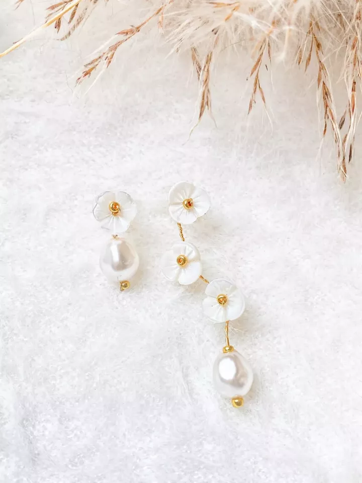Boucles d’Oreilles Mariée Asymétriques Éclosia – Fleurs Nacrées & Perles Baroques | Bijou Mariage Élégant
