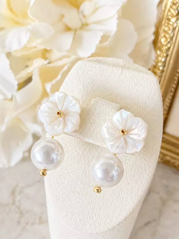 Boucles d’Oreilles Mariée Fleur Nacrée & Perle – Élégance Romantique Dorée- Éclora