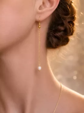 Boucles d'oreilles de mariée style minimaliste avec chaine fine et perle nacrée, pendantes - bijoux mariage- Magnolia