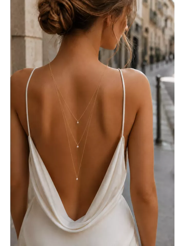 Collier de Dos Mariée Aliénor – Triple Chaîne Fine & Perles Dégradées – Bijou Dos Nu Élégant Doré