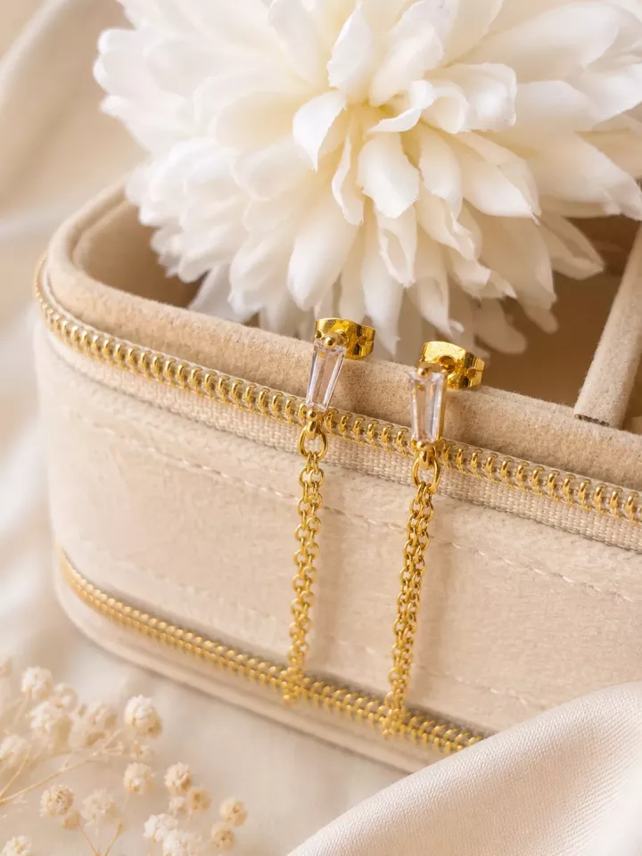 Boucles d’oreilles pendantes dorées minimalistes pour mariée – Aélis