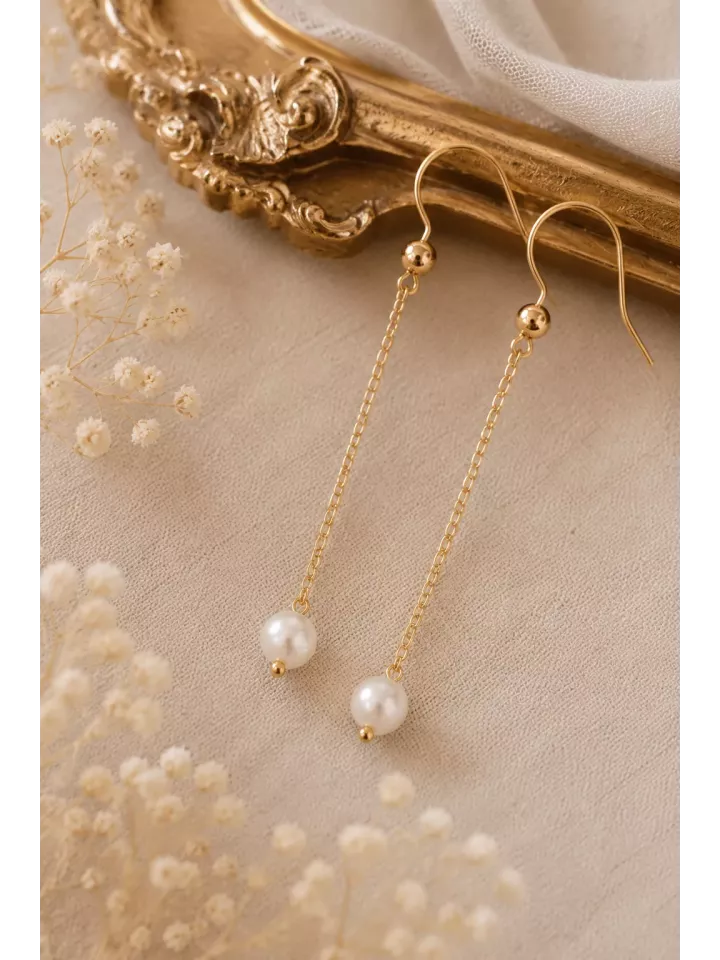 Boucles d'oreilles de mariée style minimaliste avec chaine fine et perle nacrée, pendantes - bijoux mariage- Magnolia